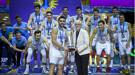 Seleccionado Argentino de basquetbol recibiendo trofeo